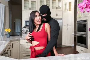 Đêm muộn lái xe trong xe hoang dã ngồi ở ghế sau để quan hệ tình dục, cắm hậu môn vui vẻ, cận cảnh mông béo trên lên xuống, cái mông này đơn giản là hoàn hảo, to và tròn