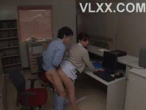 Một cặp đôi thực sự đang chơi đùa với con dâu của họ ở nhà để những người bạn sói của họ nhìn thấy. Họ dang rộng âm hộ của cô ấy ra và cho con dâu xem âm hộ của cô ấy mà không dùng bao cao su. Bộ ngực của cô ấy lộ ra và cô ấy đang bị quan hệ một cách dữ dội. Cô chị dâu gần như lộ mặt.