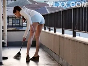 Người chồng thất nghiệp, vợ đi làm thêm và cậu sinh viên may mắn