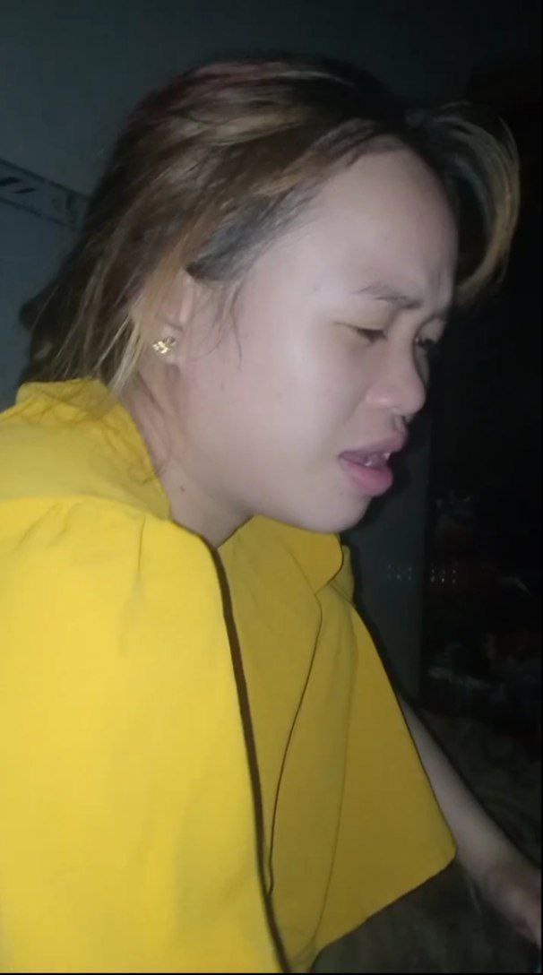 Đang thủ dâm thì bị con em gái bú lấy đầu cặc