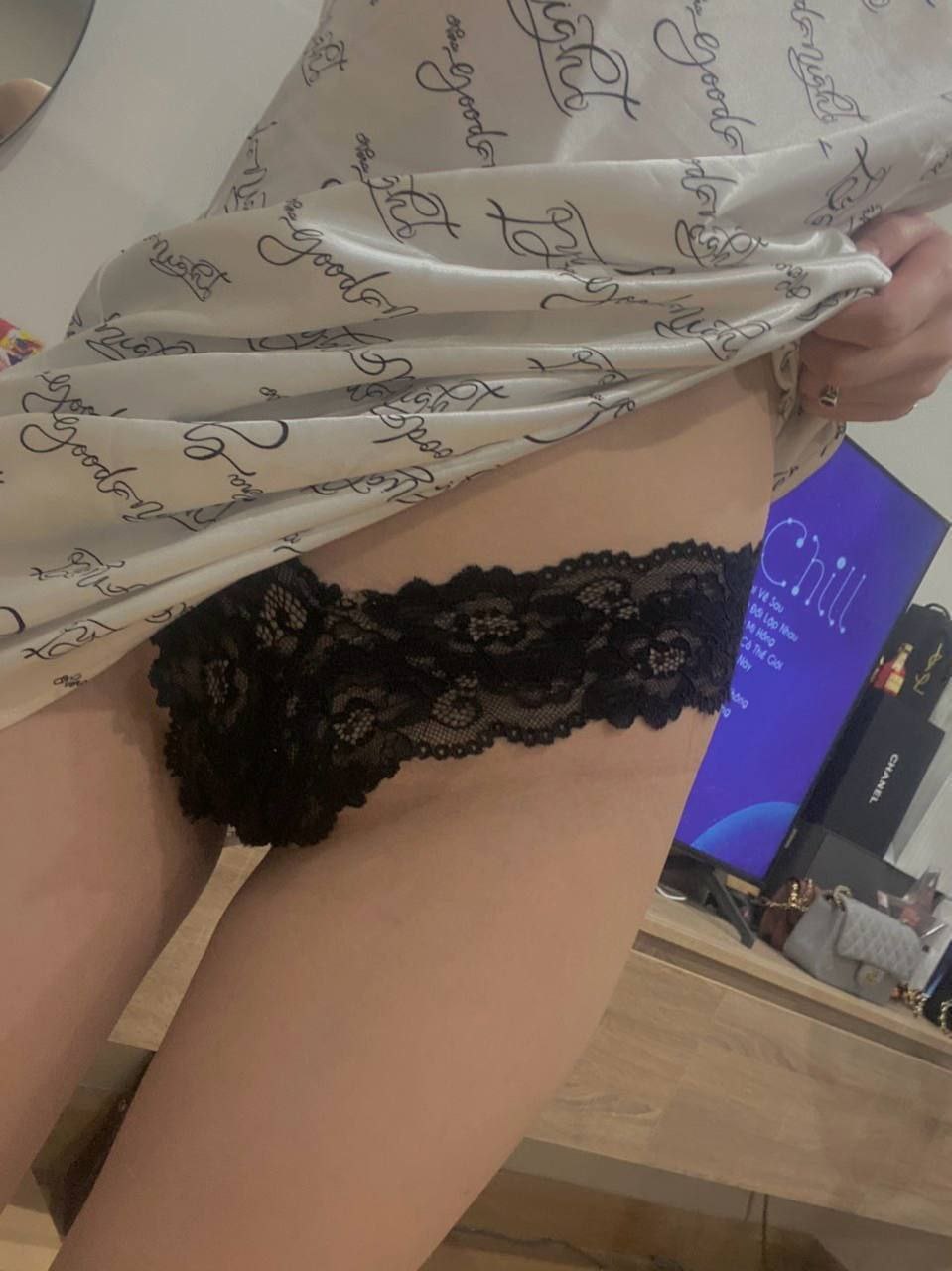 Một con đĩ trông có vẻ ngầu ở bên ngoài nhưng bên trong lại cực kỳ lẳng lơ