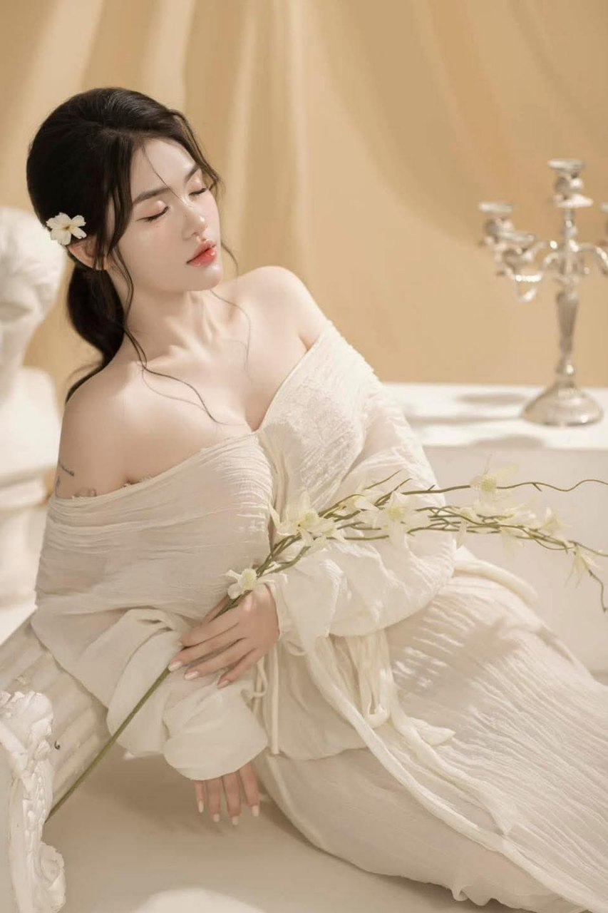 Bố Người chồng thiếu thốn lại bắt gặp vợ sắp cưới của con trai đang thủ dâm